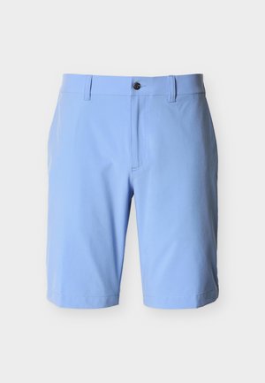 Vaaleansiniset miesten räätälöidyt shortsit, joissa on napillinen suljenta, vyölenkit ja etutaskut, esillä yksinkertaisen taustan edessä.