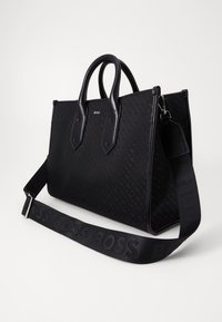 Sac à main en cuir noir texturé avec double poignée supérieure et bandoulière amovible embossée du logo "BOSS".