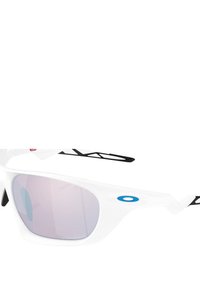 Occhiali da sole bianchi con un design elegante, lenti a specchio e accenti neri. Presentano un emblema blu sulla montatura, con una forma distintiva.