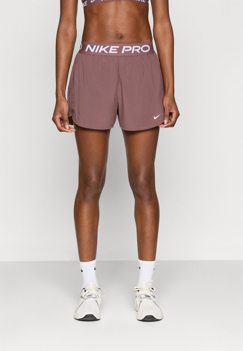 Σορτς Nike Pro σε αποχρώσεις μωβ με αντίθετη λευκή ζώνη μέσης που φέρει το κείμενο «NIKE PRO». Κατασκευασμένα από ελαφρύ ύφασμα με άνετη εφαρμογή.
