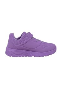 Sneaker atletica viola con dettagli perforati, fascia adesiva e suola testurizzata, mostrata di lato su sfondo bianco.