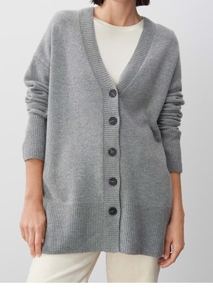 Cardigan en tricot gris avec un décolleté en V profond, six boutons noirs sur le devant et des détails côtelés sur les manches et l'ourlet. Texture douce.