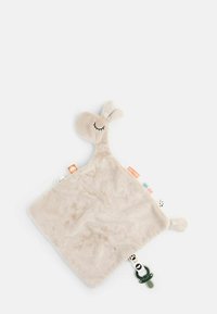 Mjuk beige plysch täcke med ett giraffhuvud, broderade stängda ögon, färgglada tygflikar och en fäst grön nappklämma.