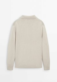 Beżowy sweter z dzianiny z kołnierzem, długimi rękawami i prążkowaną teksturą. Widok z tyłu na płasko, podkreślający ogólny design i detale przeszyć.