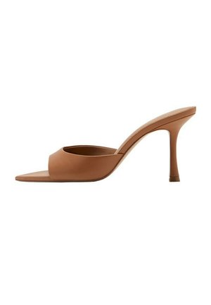 Mule aperto in pelle marrone con tacco alto sottile e ampia fascia sulla parte anteriore, mostrato di profilo su uno sfondo bianco.