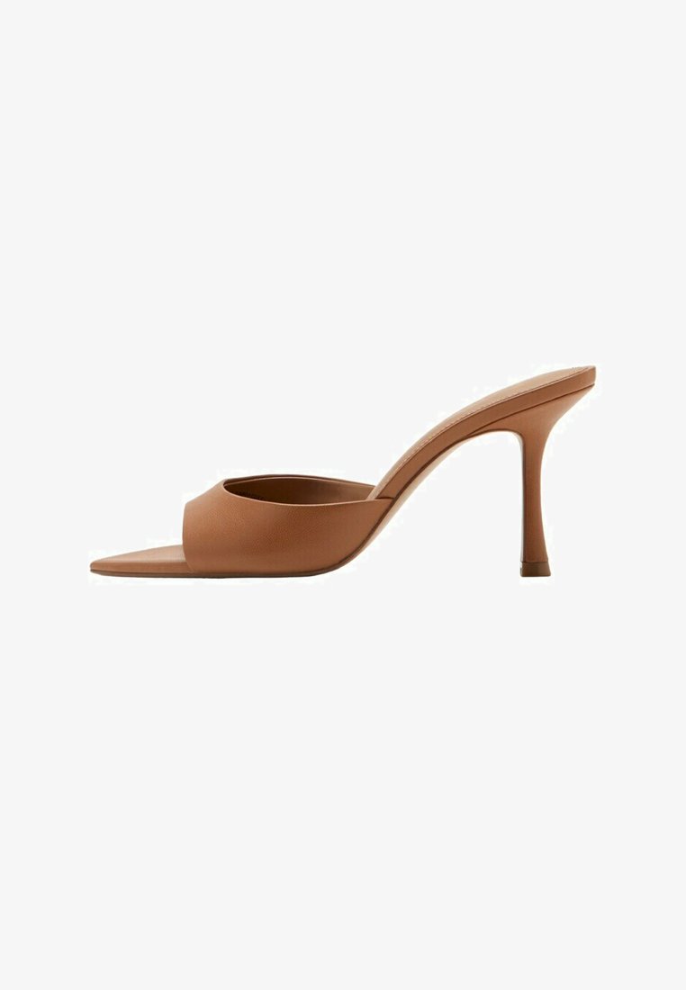 Sabot maro din piele cu vârf deschis, toc subțire și înalt și o baretă lată pe față, prezentat din profil lateral pe un fundal alb.