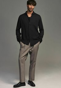 Next REGULAR FIT SELF STRIPE SINGLE CUFF - Skjorter - black
