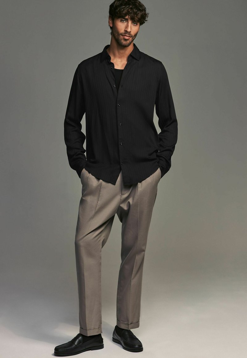 Next REGULAR FIT SELF STRIPE SINGLE CUFF - Skjorter - black