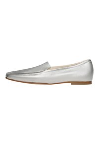 Silberne Loafers aus strukturiertem Leder mit einem eleganten Design, flachem Absatz und einer glatten, abgerundeten Spitze. Schlichte und klassische Silhouette.