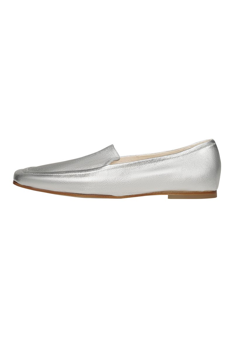 Silberne Loafers aus strukturiertem Leder mit einem eleganten Design, flachem Absatz und einer glatten, abgerundeten Spitze. Schlichte und klassische Silhouette.