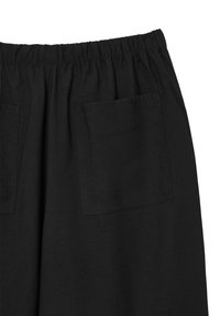 Schwarze Baumwollhosen mit einem elastischen Bund, zwei hinteren Aufsatztaschen und einer glatten Textur. Einfaches, gerades Design ohne Muster.