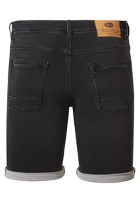Pantalones cortos de mezclilla negra con dobladillos enrollados, que cuentan con dos bolsillos traseros y una etiqueta de piel de la marca en la cintura. Textura suave.