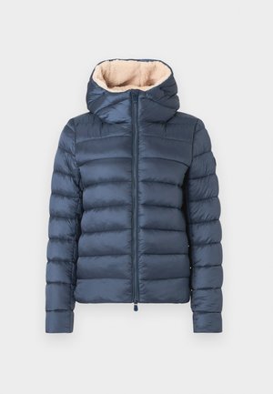 Marineblaue Steppjacke mit Kapuze, ausgestattet mit einem weichen beigefarbenen Futter, vertikaler aufgequellter Textur und einem Reißverschluss vorne.