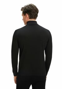 Schwarzer Pullover mit langen Ärmeln und hohem Kragen, der mit einem strukturierten Muster und gerippten Bündchen versehen ist, von hinten betrachtet.