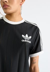 adidas Originals ADICOLOR 3-STRIPES PINSTRIPE - Camiseta estampada - black