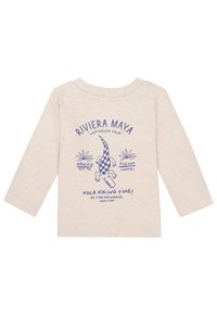 Langarm, crèmekleurige katoenen shirt met blauwe grafische print waarop een krokodil staat, met de tekst "RIVIERA MAYA" en verschillende ontwerpen.