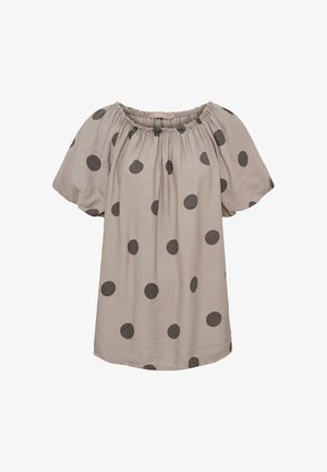 Beige kortærmet bluse med elastisk rund hals og store mørke polkaprikker jævnt fordelt over stoffet.
