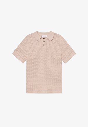 Lühikeste varrukatega kudumpolos sirge beež värv, millel on tekstuur, pehme krae ja kolm pruuni nööpi kaelusel.