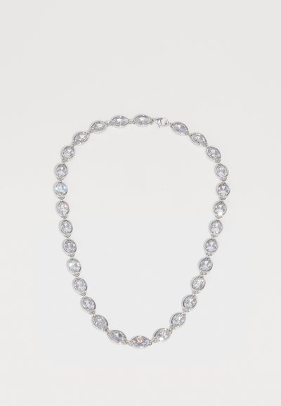 Zilveren ketting met afwisselend ovale en ronde heldere edelstenen gezet in gekoppelde bezels, geklemd aan de bovenkant op een witte achtergrond.