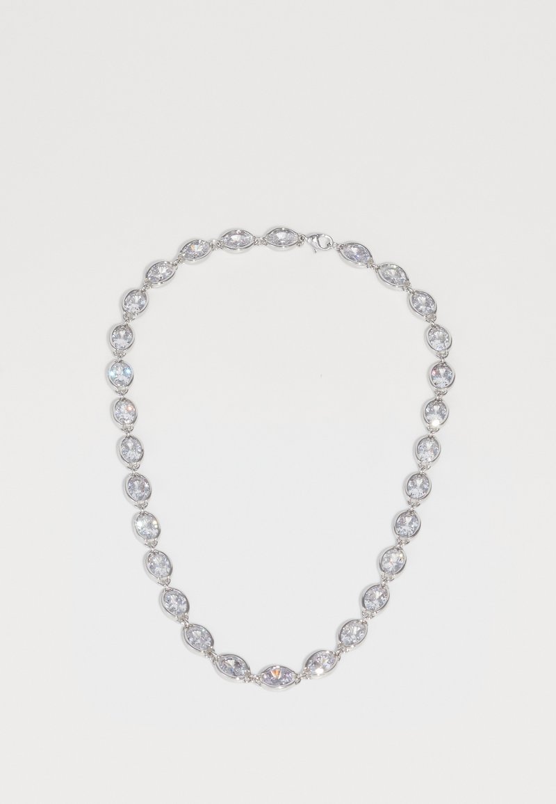 Ezüst láncnyaklánc, amely váltakozó ovális és kerek, áttetsző drágakövekből áll, amelyek összekapcsolt keretekben vannak elhelyezve, a tetején záródik, fehér háttér előtt.