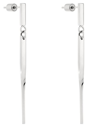 Boucles d'oreilles en métal argenté avec un montant rectangulaire et de longues pièces pendantes fines présentant une surface lisse et réfléchissante.