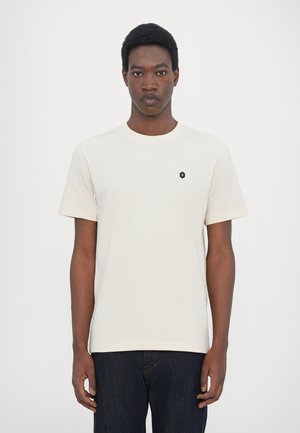 Tricou cu mânecă scurtă, de tip crewneck, în culoarea albă off-white, confecționat din bumbac, având un mic emblemă neagră pe piept și o croială normală.