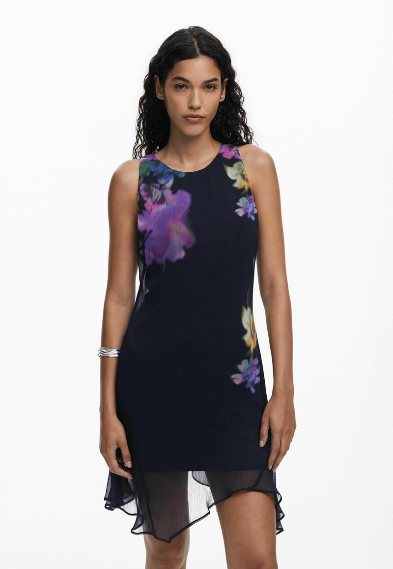 Rochie bleu marin cu imprimeu floral, design fără mâneci și tiv asimetric. Fabricată dintr-un material ușor, cu textură netedă și strălucire subtilă.