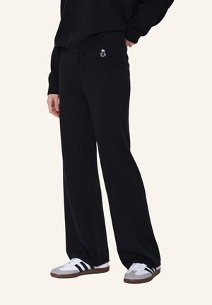 - Spodnie materiałowe