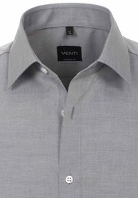 Szara koszula Venti o nowoczesnym kroju, z kołnierzykiem zapinanym na guziki, subtelną fakturą oraz standardowym zapięciem na guziki. Metka umieszczona wewnątrz kołnierzyka.