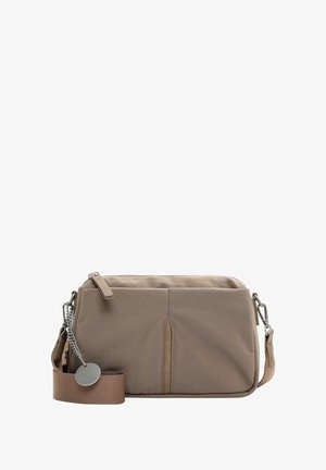 Borsa a tracolla in tessuto beige con una texture liscia, dotata di una parte superiore con zip, tasche frontali e una tracolla marrone staccabile con un accento metallico.