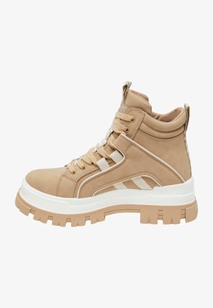 Beżowe sneakersy za kostkę z wyściółką w kołnierzu, sznurowanym zapięciem i białą gumową podeszwą. Gładki zamszowy materiał z subtelnymi białymi paskami.