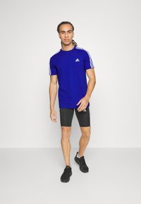 adidas Sportswear ESSENTIALS SINGLE 3-STRIPES - Apdrukāts T-krekls - semi lucid blue/white