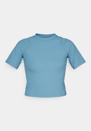 Light blue, short-sleeve top, made of ribbed fabric. Features a high neck and a fitted design with a slightly cropped length.