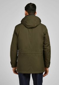 Donkergroene gevoerde parka met capuchon, gemaakt van een gladde stof, met een taille die kan worden aangesnoerd, knopen bij de mouwen en een strakke, eenvoudige uitstraling.