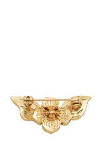 Aukso gėlių segė su tekstūruotais žiedlapiais, centrinio gėlių dizaino ir segtuku gale. Pabrėžti kreivi lapų akcentai.