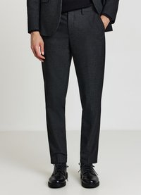 Pantaloni eleganti grigio scuro con un piccolo motivo a trama sottile, design aderente e tasche frontali abbinati a scarpe nere stringate.