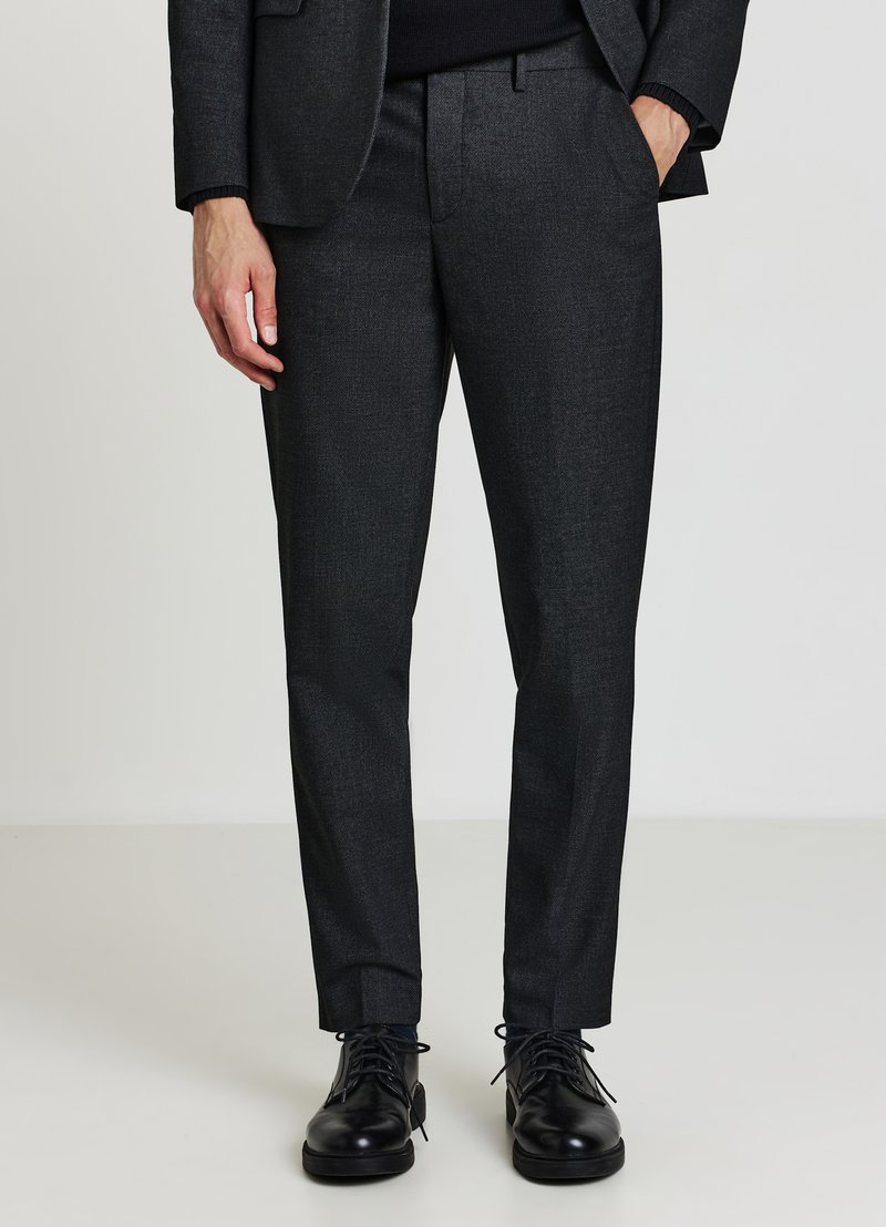 Pantaloni eleganti grigio scuro con un piccolo motivo a trama sottile, design aderente e tasche frontali abbinati a scarpe nere stringate.