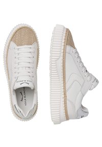 Sneakers bianchi in pelle con una parte anteriore intrecciata beige, suola in gomma testurizzata e lacci piatti. Presentano un logo sulla linguetta e sul pannello laterale.