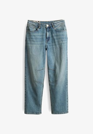 Hellblaue Denim-Jeans mit Fronttaschen, Gürtelschlaufen, Knopfverschluss und Nahtdetails über den Knien, präsentiert vor einem weißen Hintergrund.