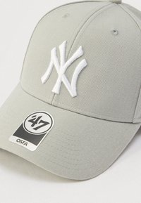 Halli pesapalli nokamüts valge tikitud "NY" logoga. Omadustega lame äärega ja tekstureeritud kangast. Silti must-valge „47 OSFA“ märkega.