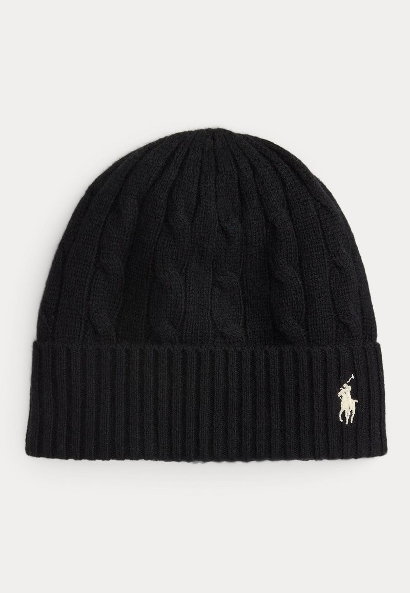 Bonnet noir en maille avec bord côte et motif torsadé, agrémenté d'un petit logo brodé blanc de joueur de polo sur le bord.