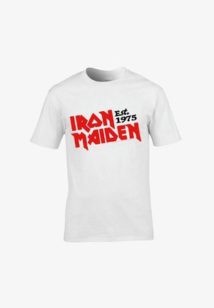Valkoinen puuvillapaita, jossa on rohkeaa punaista ja mustaa graafista tekstiä, joka lukee "IRON MAIDEN Est. 1975." Tavallinen malli, jossa on lyhyet hihat.