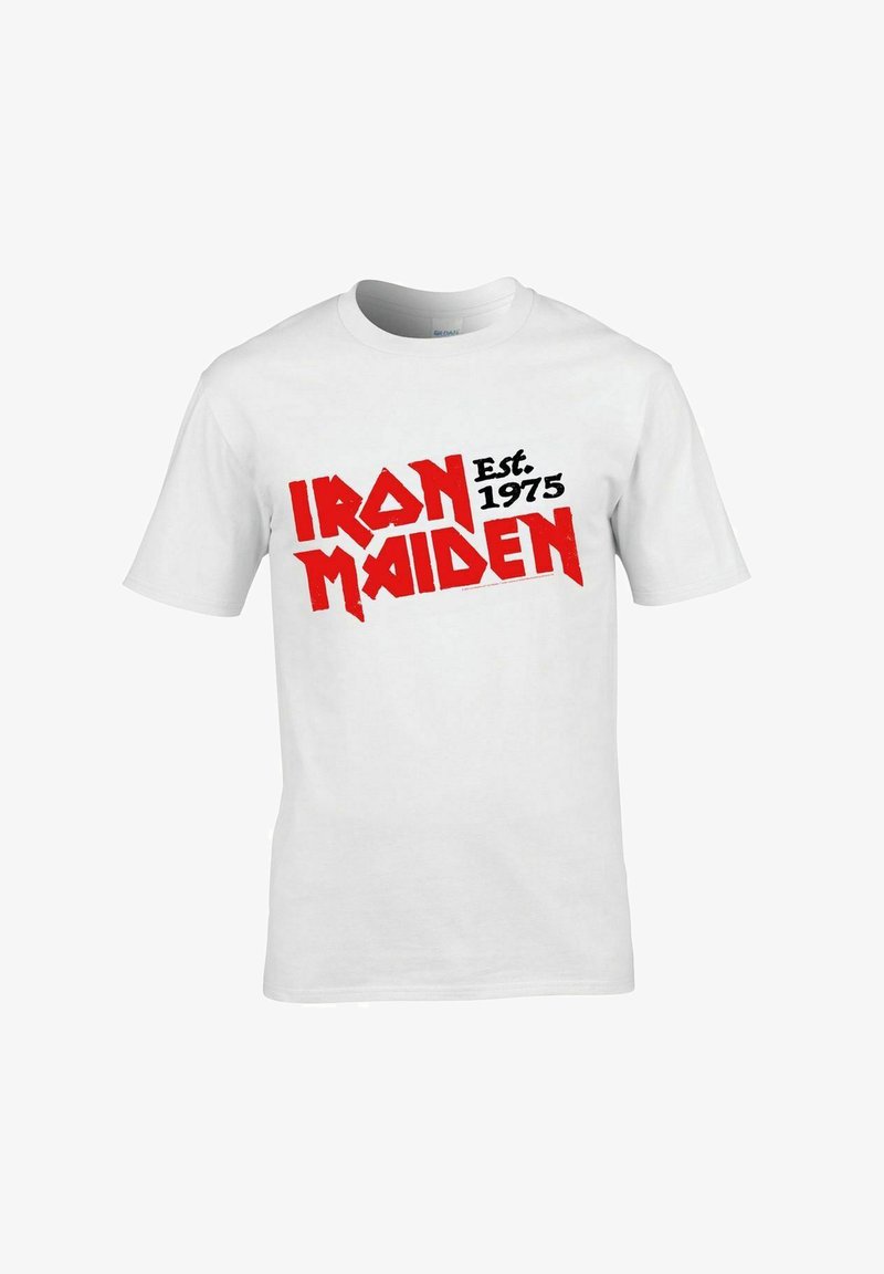 Bílý bavlněný tričko s výrazným červeným a černým grafickým textem, který zní "IRON MAIDEN Est. 1975." Standardní střih s krátkými rukávy.