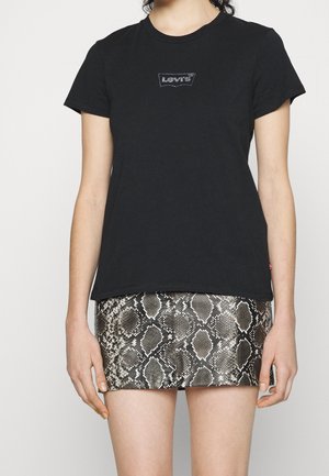 Černé bavlněné tričko s kulatým výstřihem a krátkými rukávy, doplněné o mini sukni s hadím vzorem v odstínech hnědé a šedé.