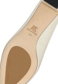 Semelle d'une chaussure habillée en cuir beige, taille 37, marquée des inscriptions "KS Real Leather" et "Kazar Studio".