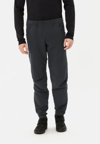 Pantaloni da uomo grigi scuri, realizzati in tessuto resistente all'acqua. Presentano una chiusura con bottone e due tasche laterali. Design a gamba dritta.