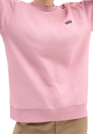 Felpa rosa con collo rotondo a maglia, polsini e orlo a coste, e piccolo logo nero sul petto. Texture liscia e vestibilità comoda.