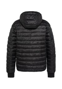 Sort dunjakke med hætte, quiltet tekstur og ribstrikkede manchetter. Designet har vandrette stingmønstre over det hele.