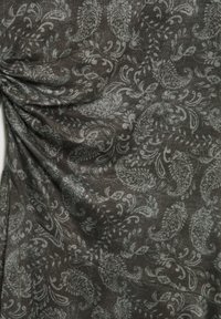 Ciemny materiał z wzorem paisley w jasnoszarych i białych odcieniach. Teksturowana powierzchnia z marszczeniami. Miękki i zwiewny wygląd.