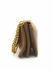 Borsa in pelle marrone con finitura testurizzata, tracolla in catena dorata e tre scomparti. Presenta un materiale morbido e un design elegante.